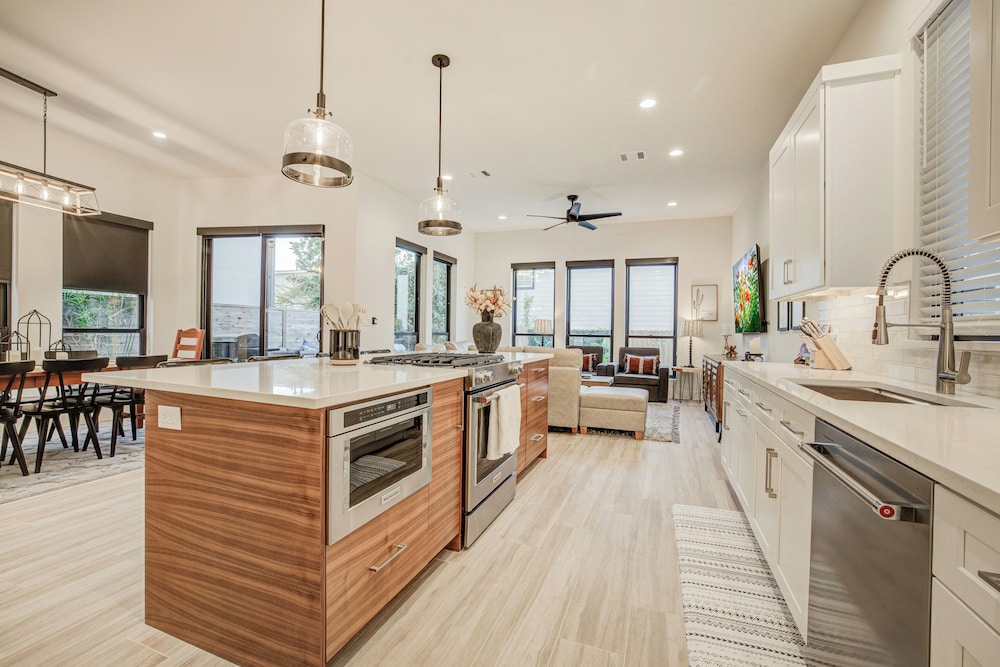 New Build, Private Pool, Near Pearl/riverwalk