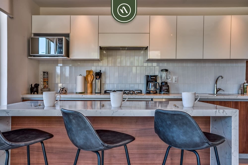 2BR Condo With Rooftop Pool - 2 Min Walk to Beach