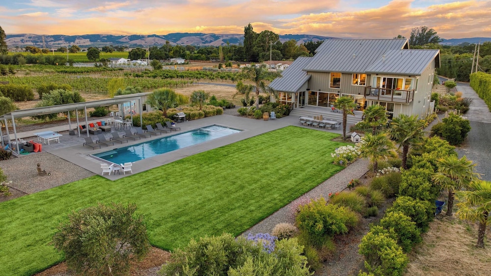 Coplan Vineyards by Avantstay 10-acre Estate w/ Pool, Spa, Bocce & Designer Interiors
