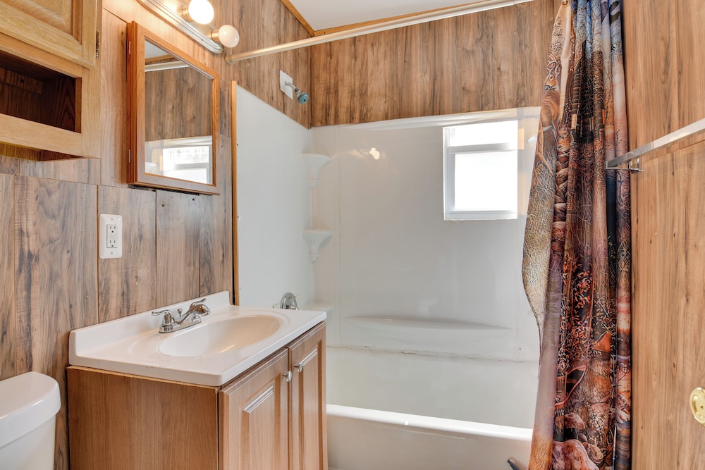 Kayaks & Canoes: Lake-view Retreat in Ellenville!