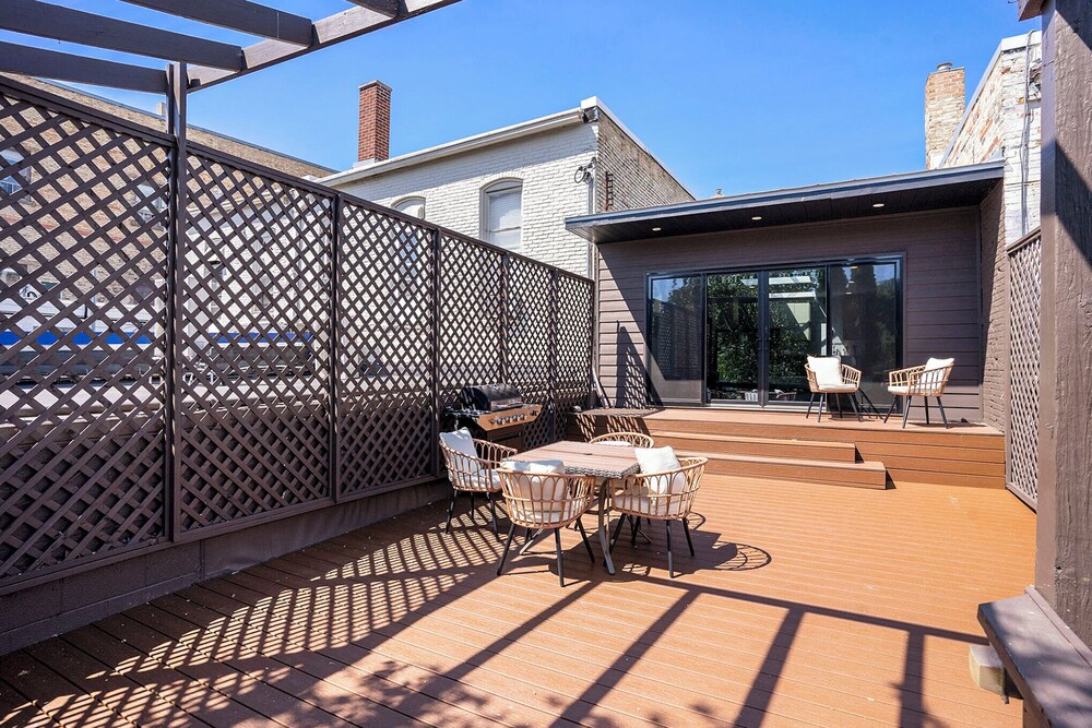 Love Mi Getaway Loft with Deck 110