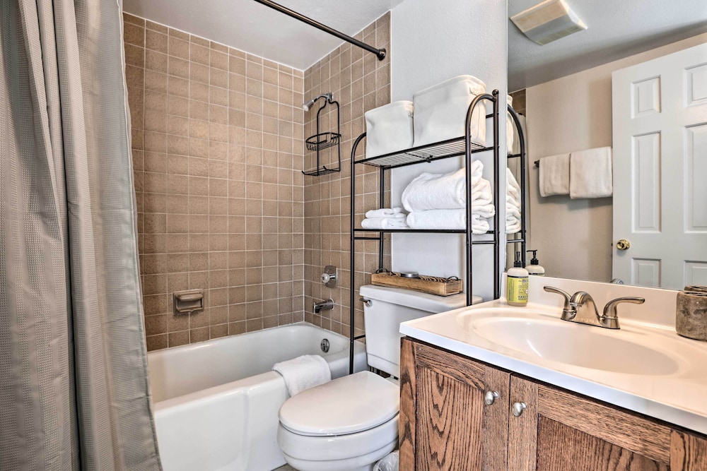 Cozy East Vail Condo ~ 6 Mi to Vail Village!