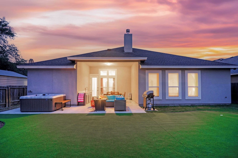 Graford by Avantstay Hot Tub, Firepit, Mini Putt