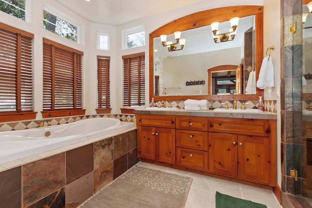Matterhorn Peak Lodge – Upscale Mountain Escape