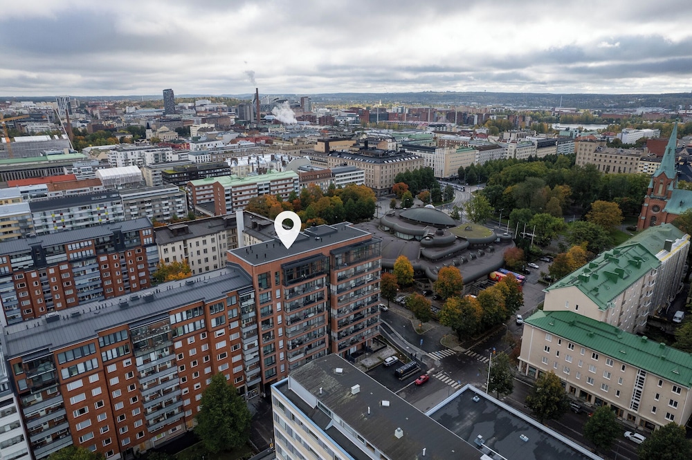 3BR Modern Loft Penthouse with Sauna & Parking