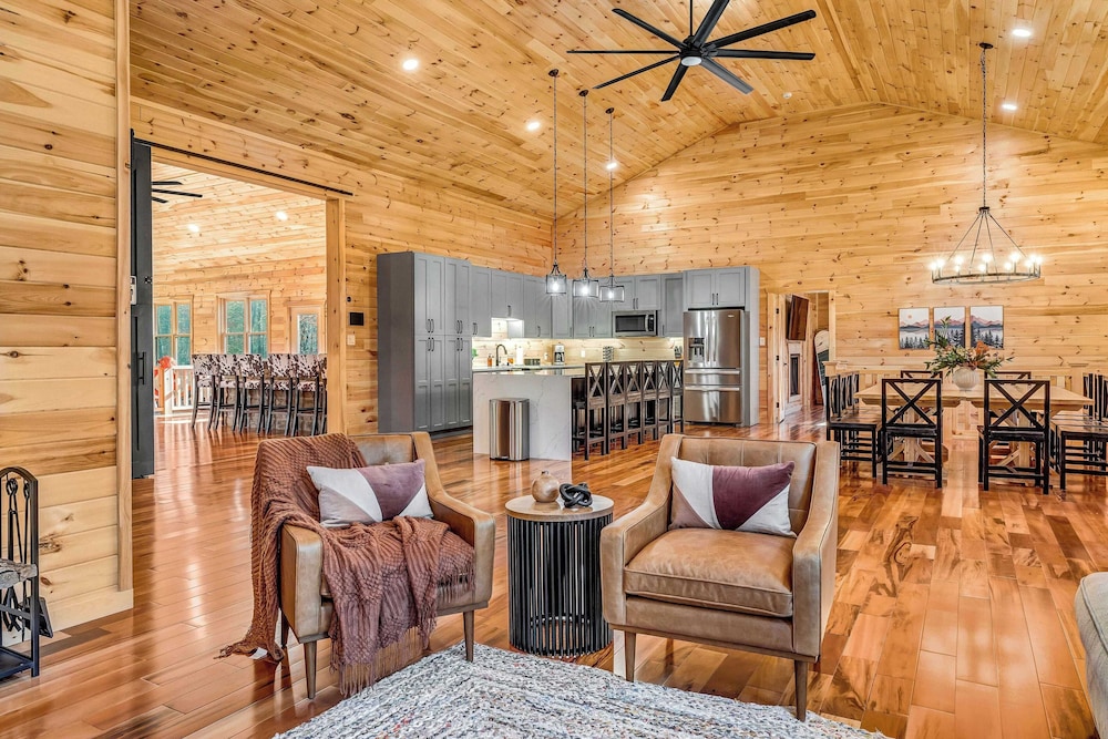 Grand Timber by Avantstay Indoor Pool, Sports Court, Game Room, & More!