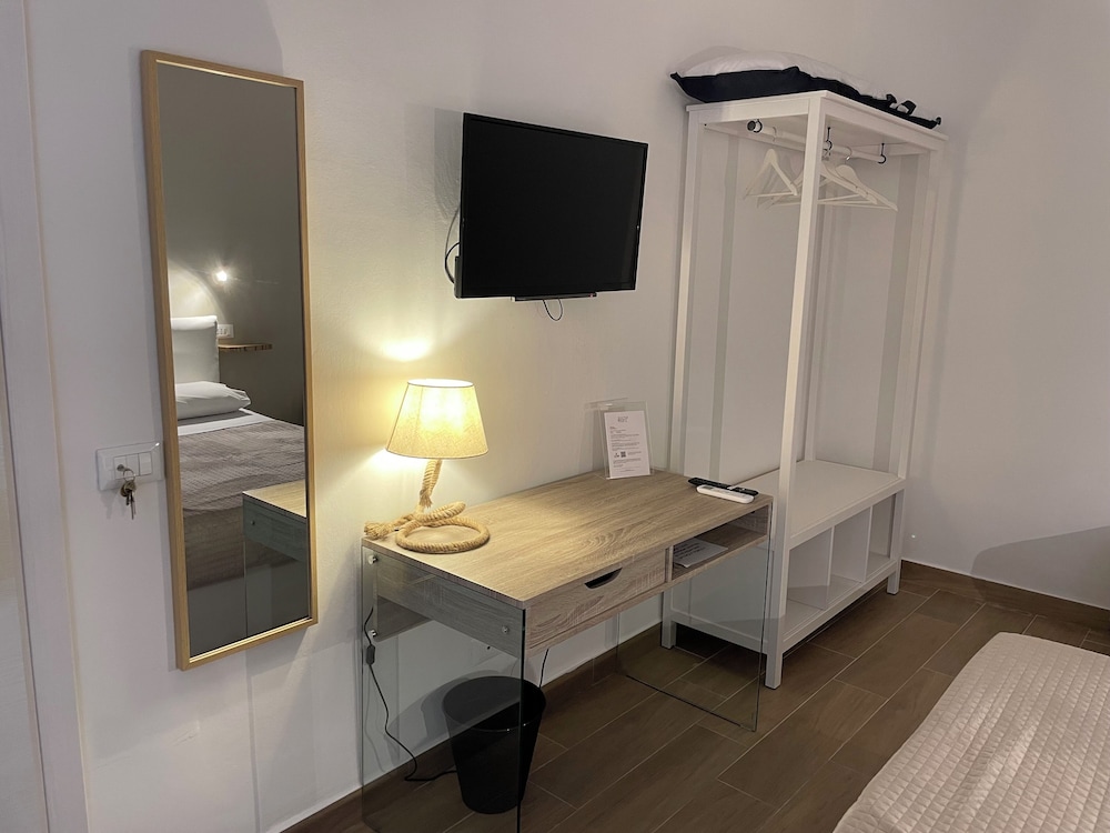 Leone Suite View & Restaurant