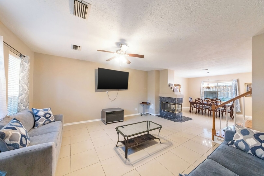Pet-friendly 3BR Near First Colony Mall