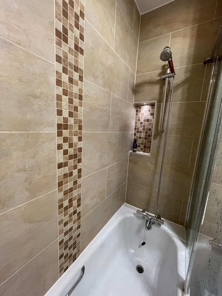 Chic Victorian Flat in Private Estate - Mile End!