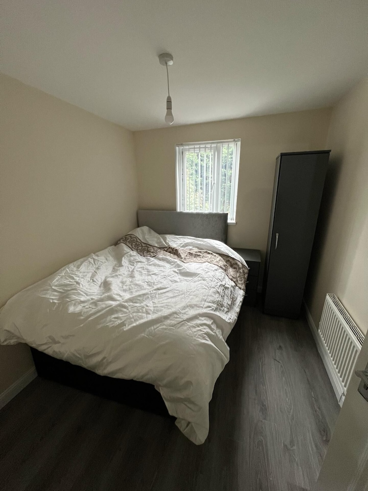 1 Private Bedroom Sharing Bathroom and Kitchen view 5