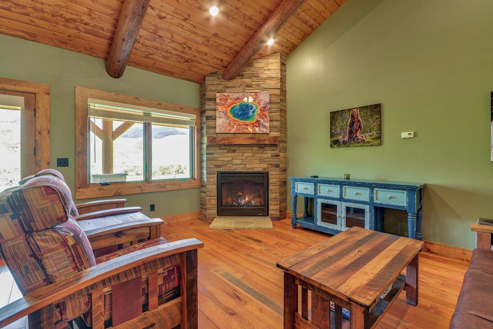 Spacious Cody Townhome: Private River Access!