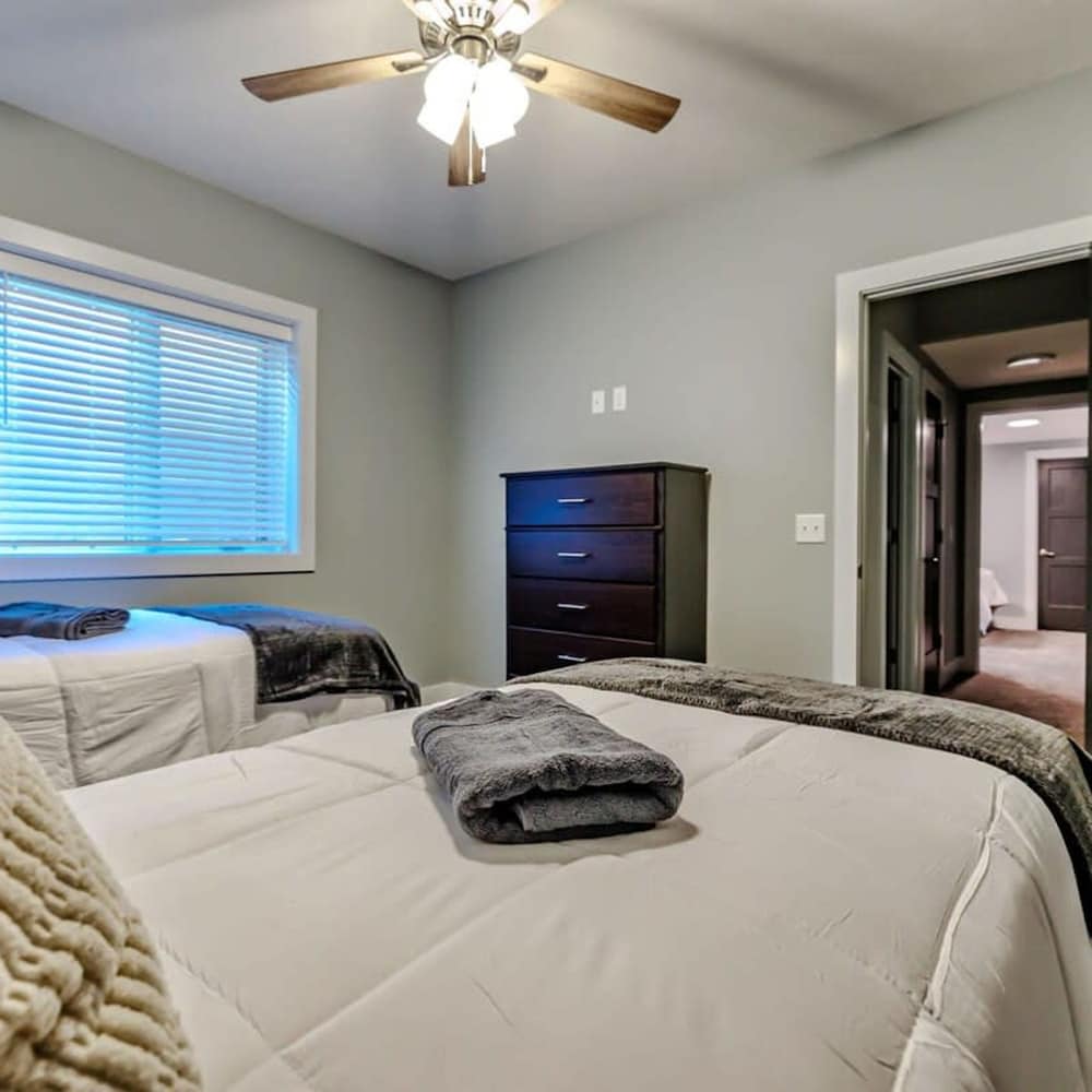 Luxury Retreat Modern 5BR Ranch in Bennington