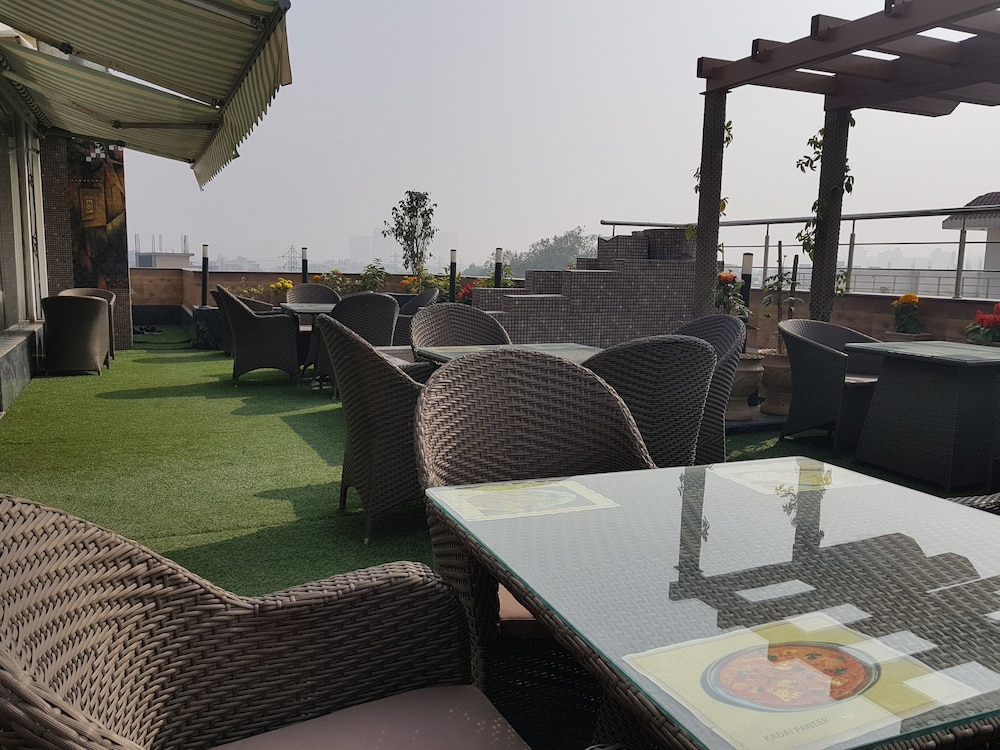 HOTEL PLATINUM PALACE NEAR MEDANTA HOSPITAL SECTOR 38