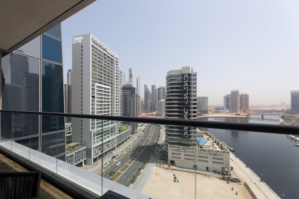 SIMPLY COMFORT Urban Chic Suites in J One Tower City & Canal Views