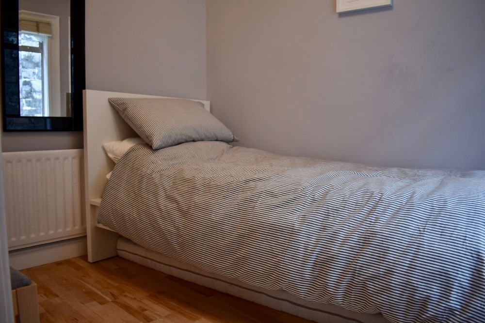 Charming 2 Bedroom Cottage in Central Location