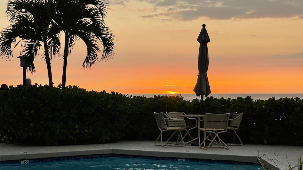 Sophisticated Oceanfront Retreat - Air-conditioned - Walk to Beach - Vrkcv