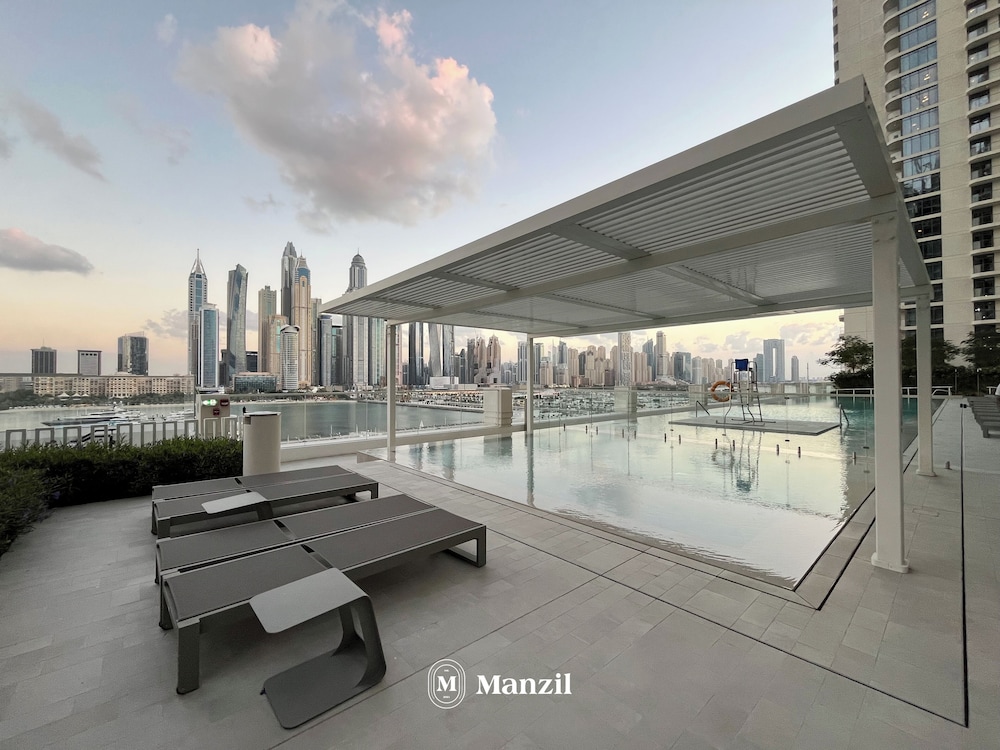 Manzil - Stylish 1BR in Emaar Beachfront