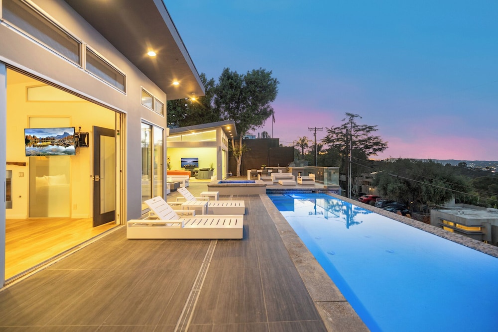 Mulholland View - Mid-century Modern Escape w/ Infinity Pool