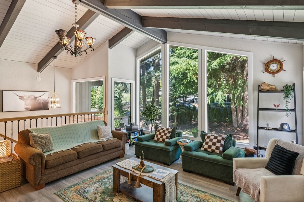 Modern Forest Escape Near Hikes & Lake 6 Bedroom Home