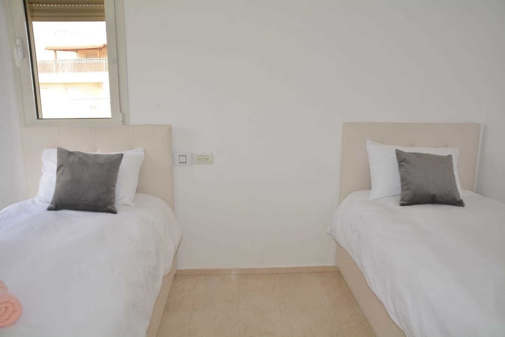Renovated White 3BD next to Beach - Pool