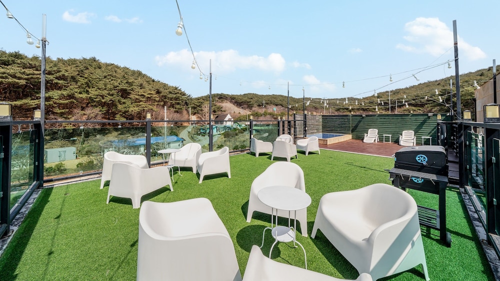 Taean Anmyeondo Bohemia Village Pension