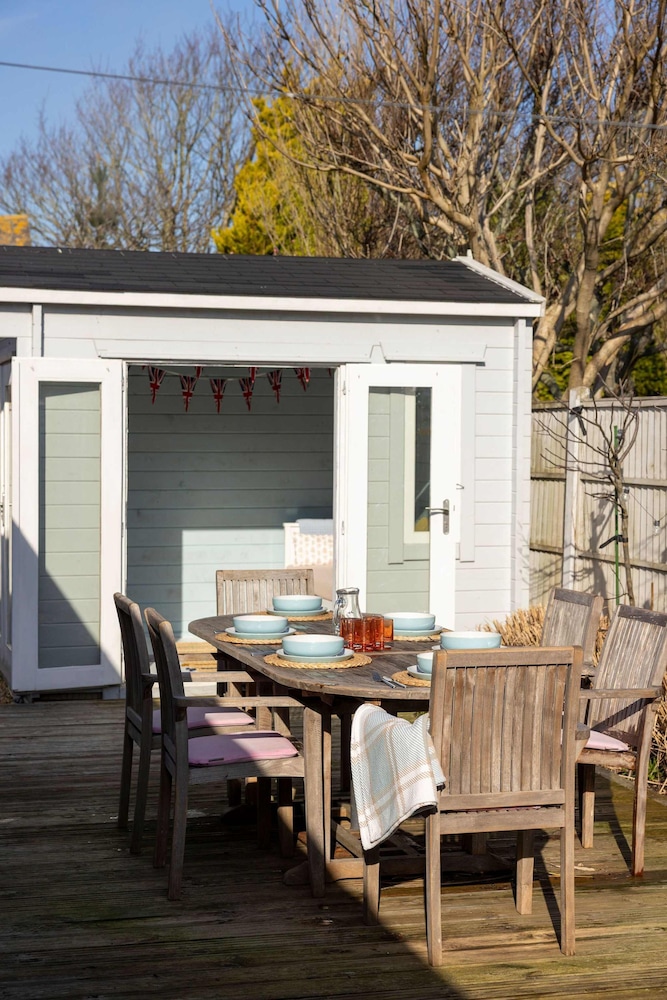 Charming Seaside Cottage - 5-min Walk to Beach