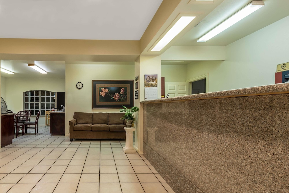 Super 8 by Wyndham Greenville view 2