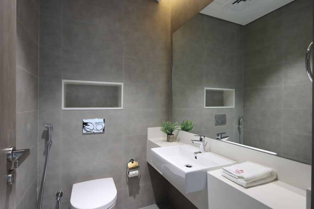 Panoramic 2BR at District One