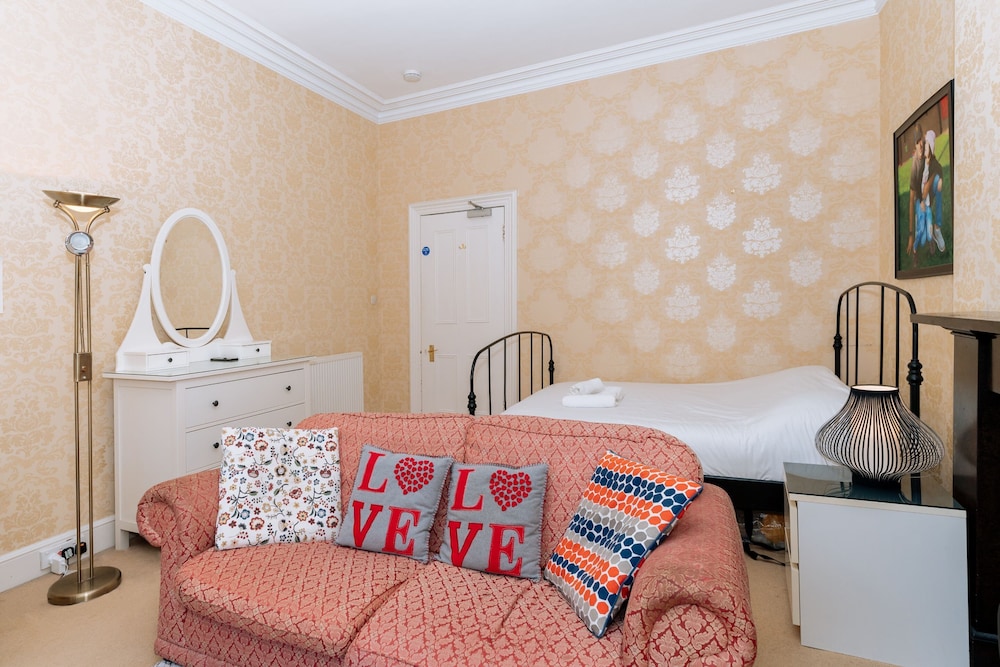 Spacious 4 Bedroom Apartment Near The Meadows/old Town view 2