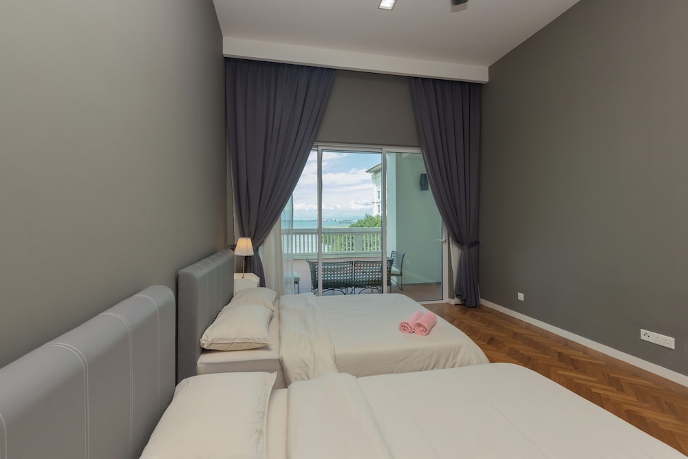 Straits Quay Waterside Suites