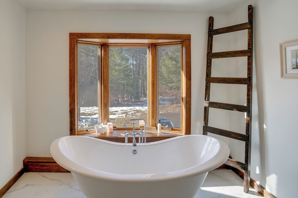 3 Mi to Colgate Lake: Mtn-view Home, Deck + Grill!