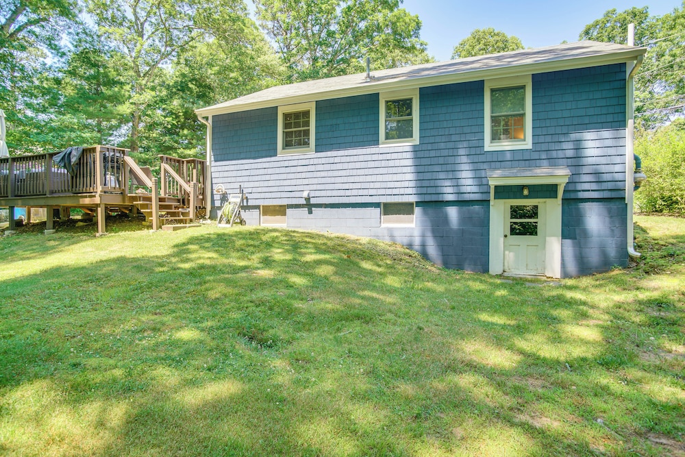 Charming Cape Cod Cottage: 4 Mi to Bristol Beach!