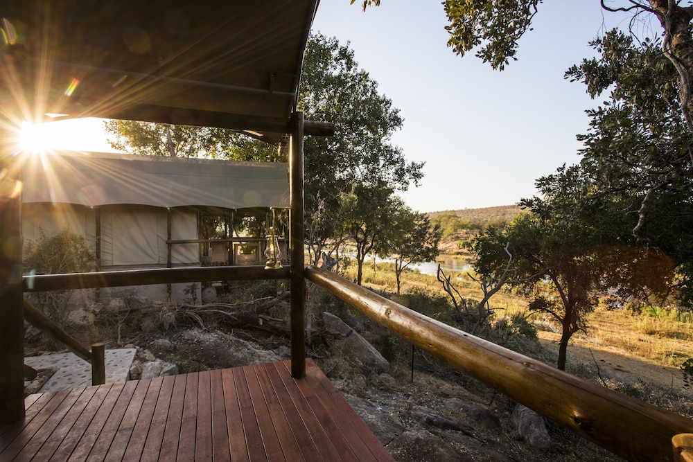Nyati Safari Lodge