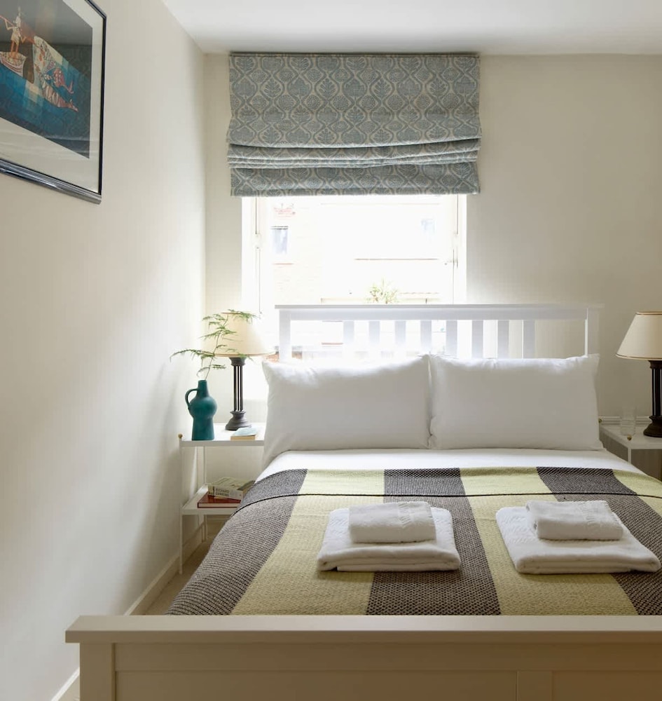 Colourful House 3 Bed Apt - Notting Hill