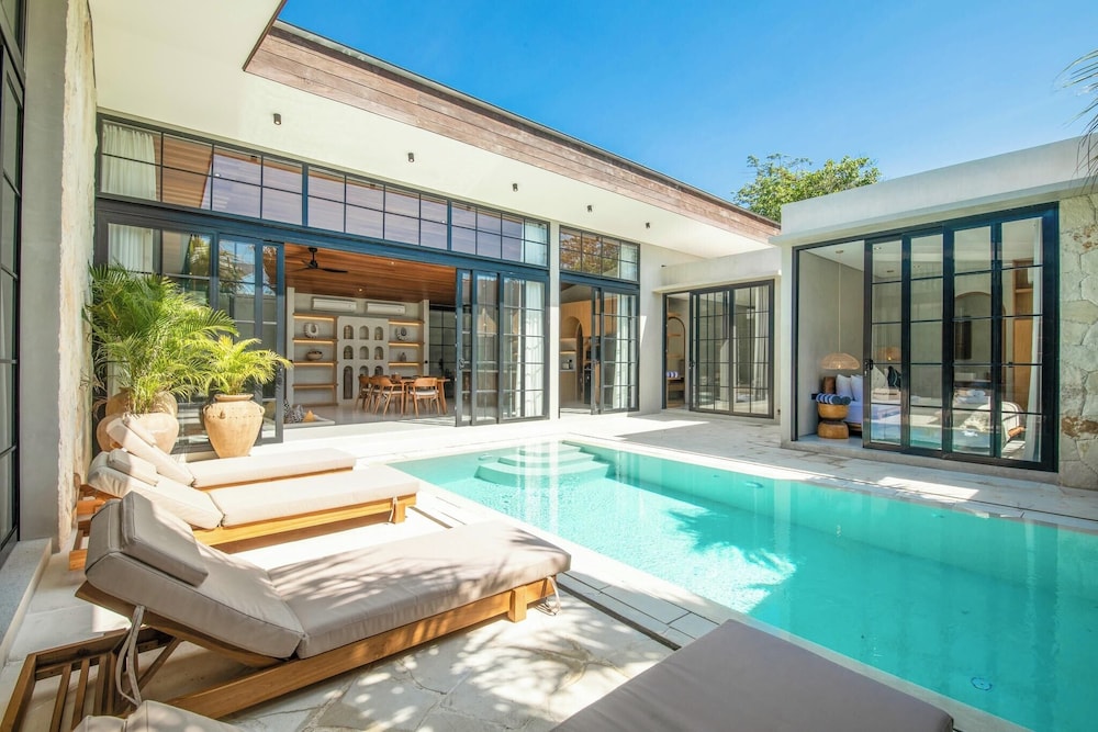 Stylish 5BR Boho Hideaway, 5 Minutes Bingin Beach