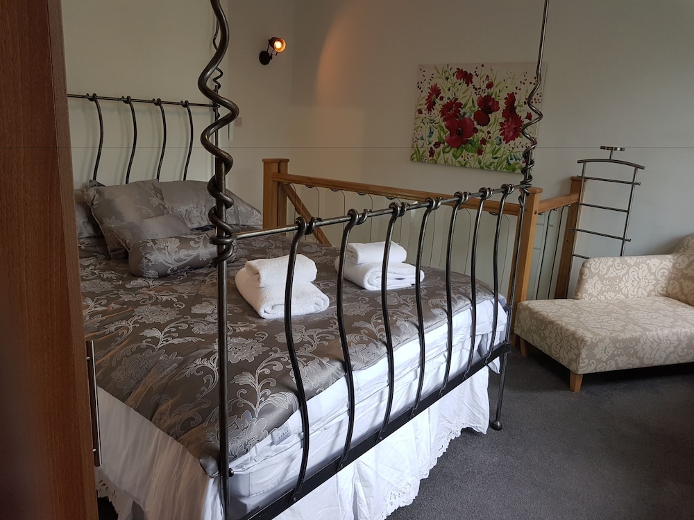 Huddersfield Vacations - The Retreat - Property Image 1