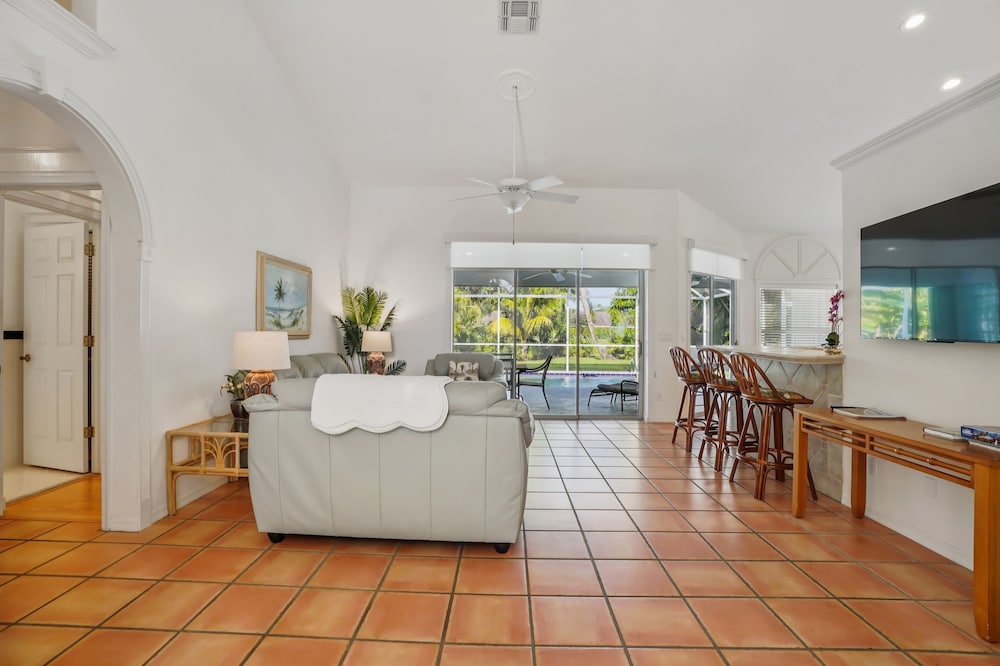 Relaxed Tropical Retreat 5 Miles To Beach 3 Bedroom Home