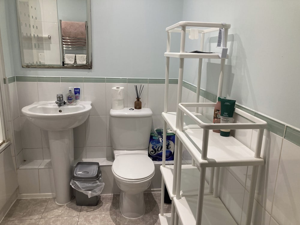 Bright London Retreat Near North Acton Tube