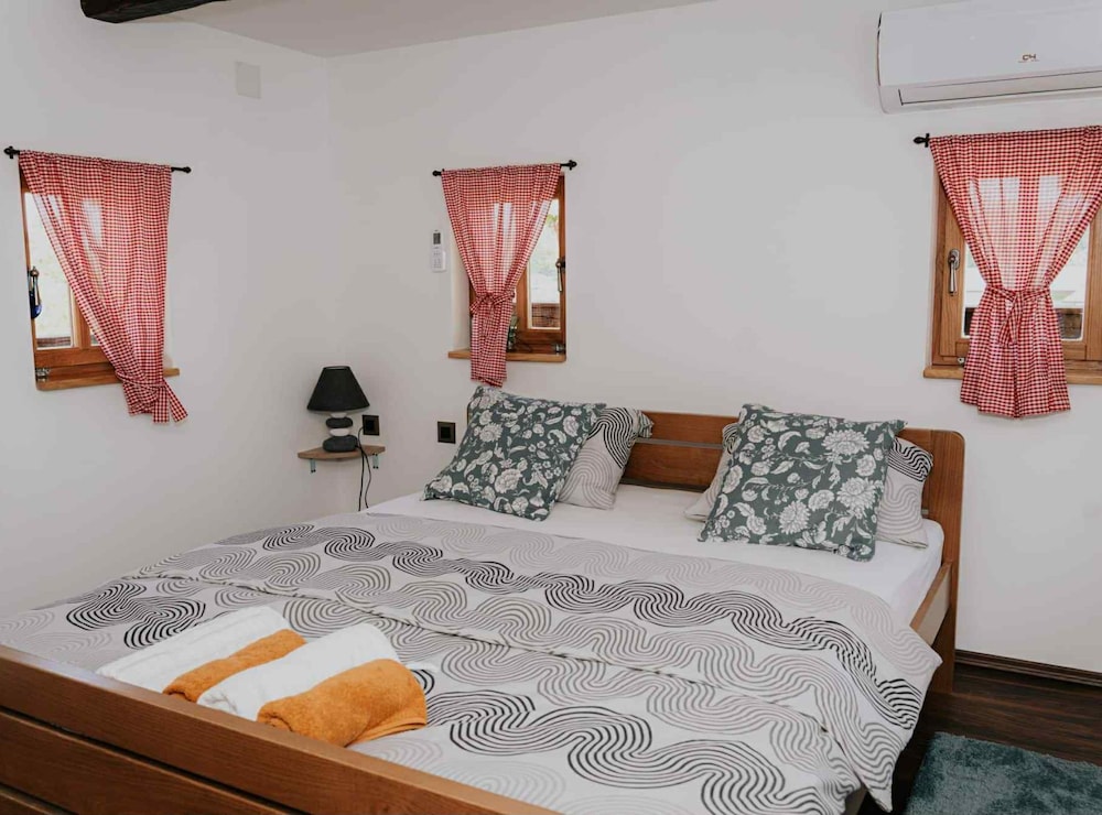 Holiday Home Šapat Šume
