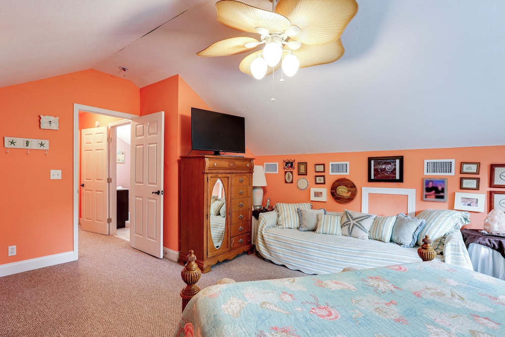 1/2 Mi to Sapelo River: Family Home w/ Large Yard
