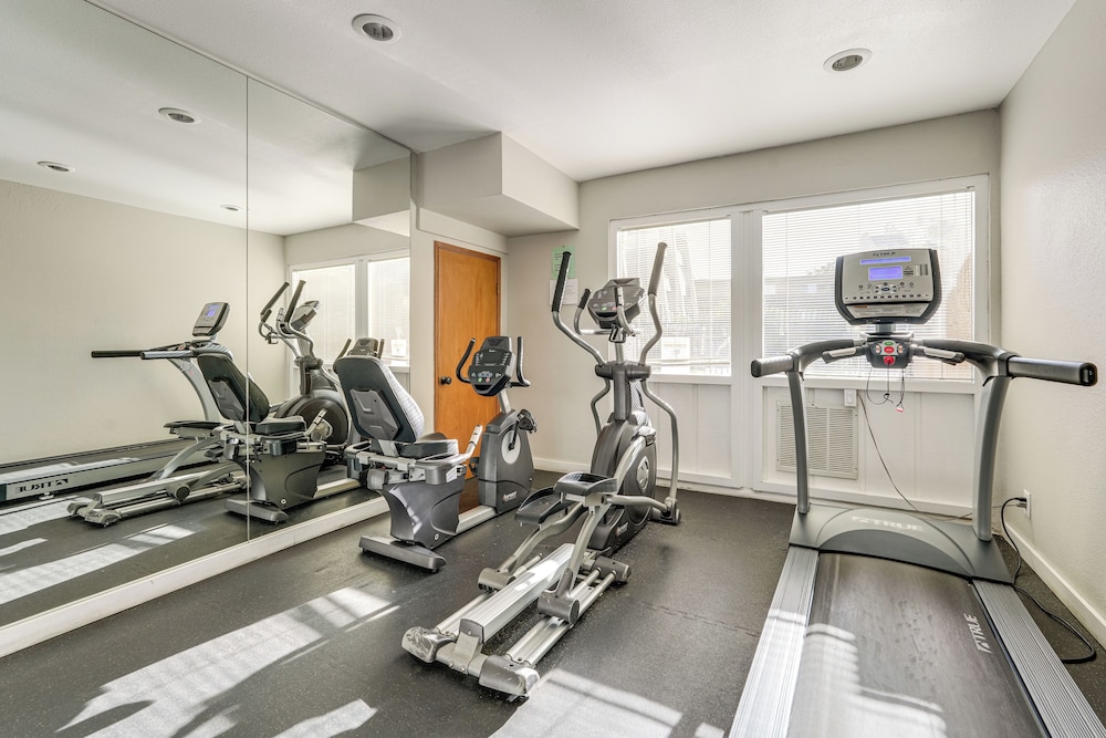 < 1 Mi to Old Town: Scottsdale Condo w/ Balcony