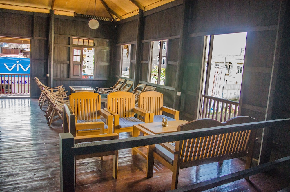 Hardwood Lodge - Hostel