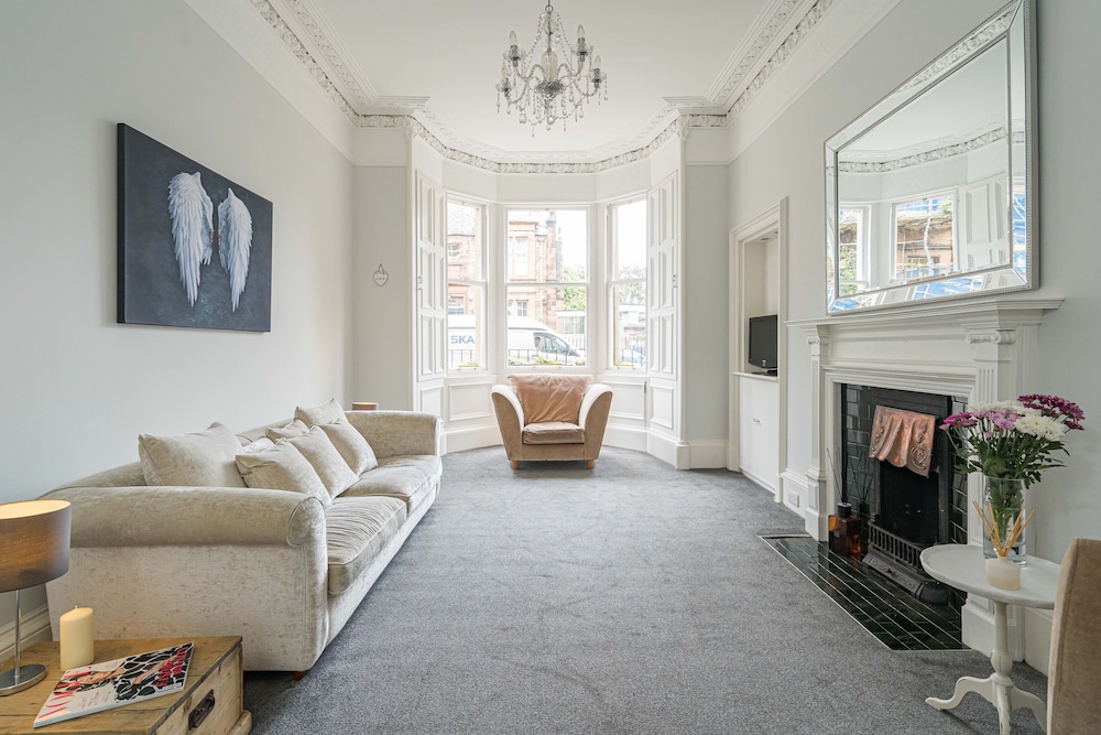 Chic 2 Bedroom Apartment near Old Town