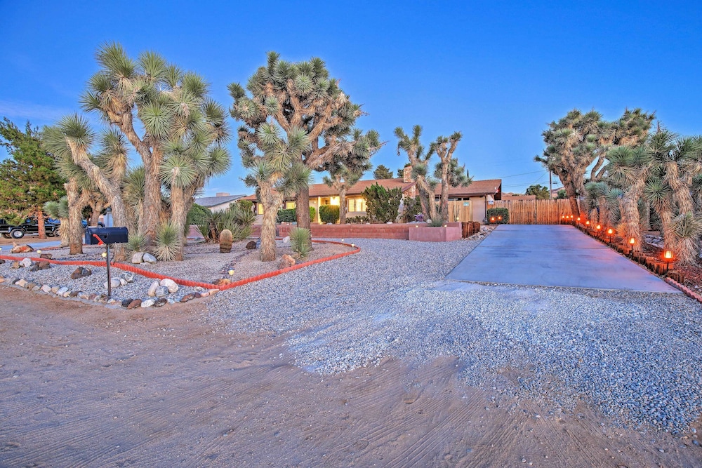 Charming Home, 8 Mi to Joshua Tree Natl Park