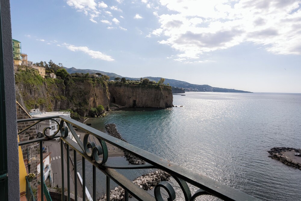 DIPINTO APARTMENTS