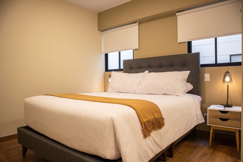 w Striking 1BR w Perfect Balcony Near Kennedy Park