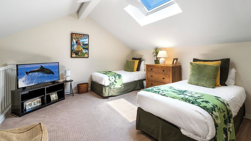 Top-floor Condo w/ Golf and Mountain Views - Pool, Gym, Wifi - Vrkcv