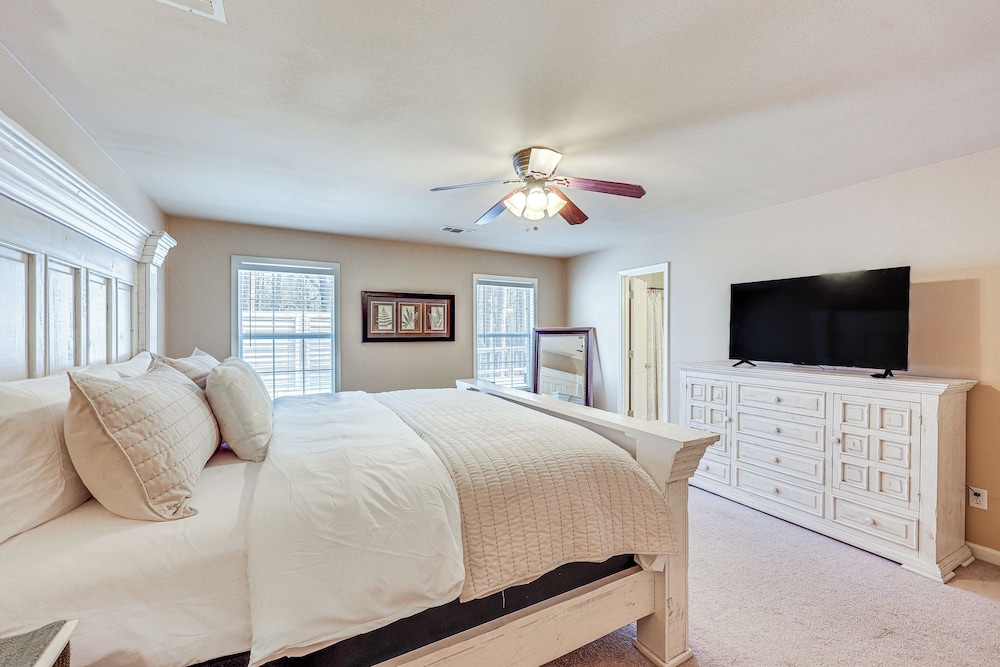 2 Mi to Downtown: Work & Play at El Dorado Getaway