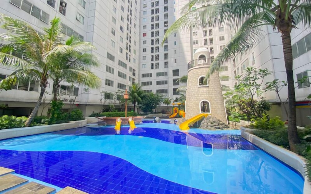 Warm And Comfy 2Br At Bassura City Apartment
