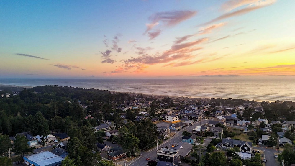 Walk to Beach & Shops Fireplace, Patio Dining & Firepit at Manzanita Ave